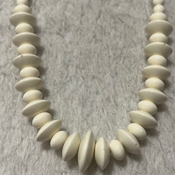 Vintage Ivory Graduated Plastic Bead 28 Inch Long Necklace Screw Clasp - Picture 7 of 9